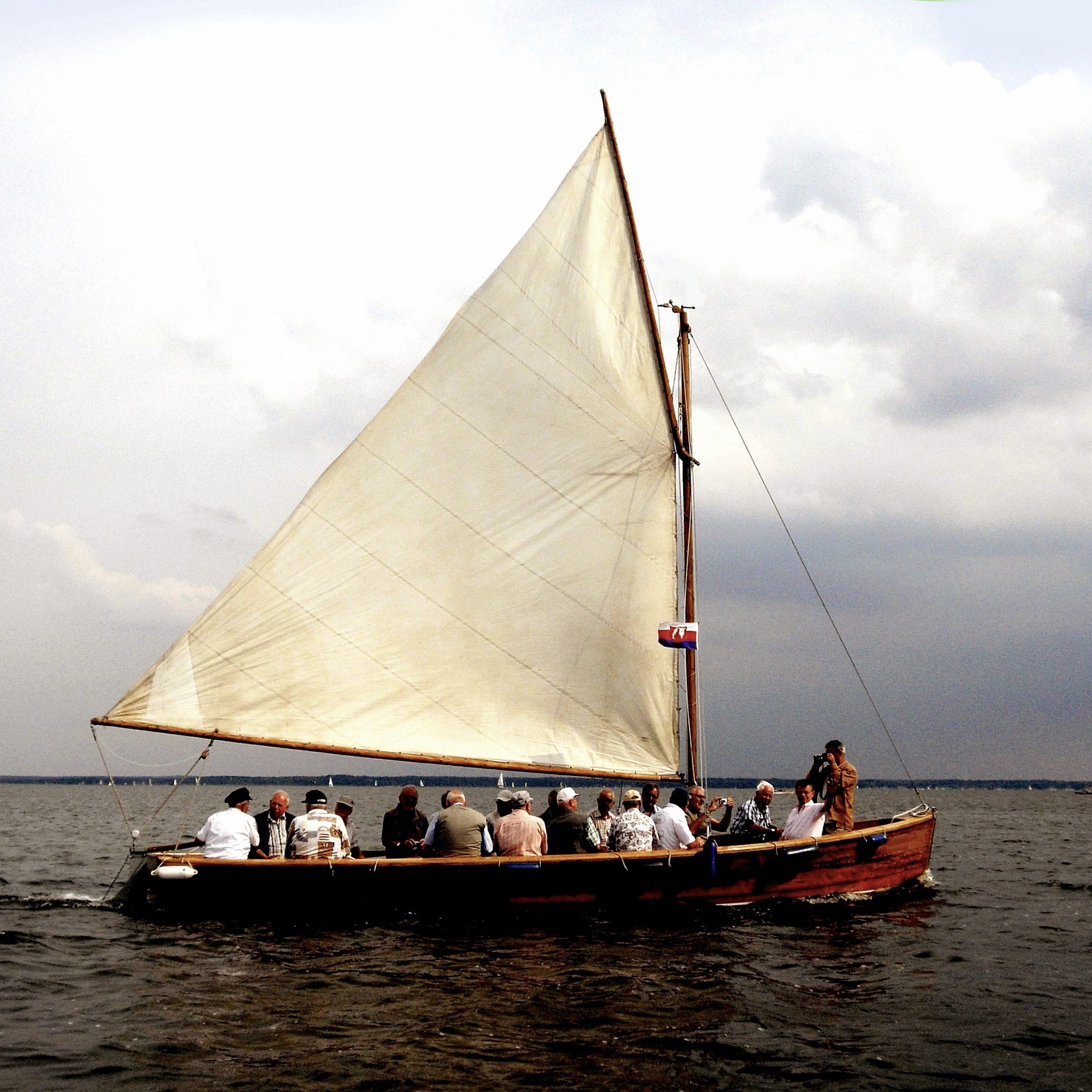 Segelboot mit Mannschaft - Team, Teamwork